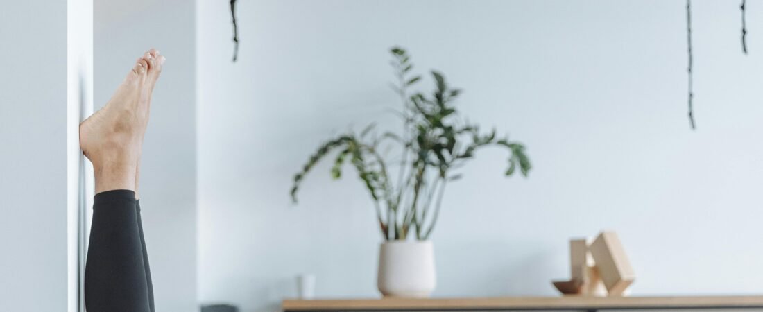 Guide de yoga: la position des jambes en l’air (contre le mur)
