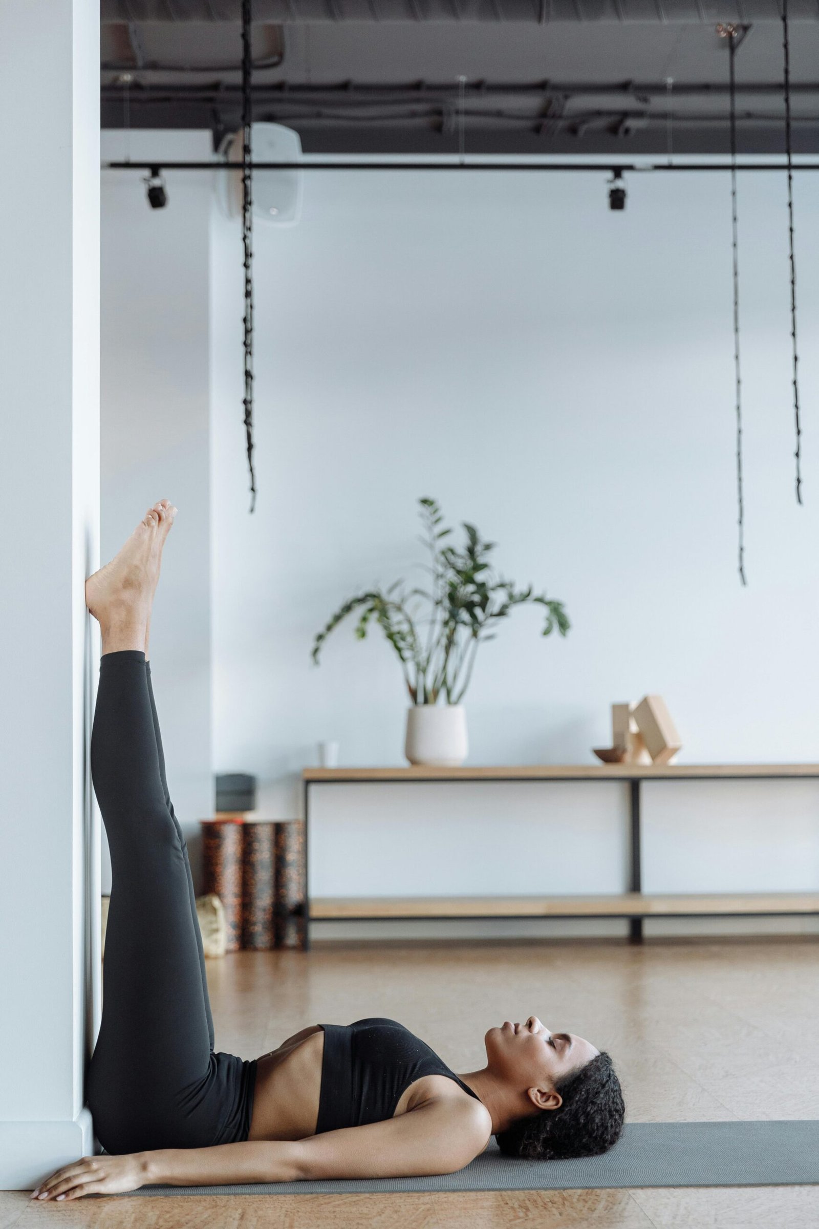 Guide de yoga: la position des jambes en l’air (contre le mur)