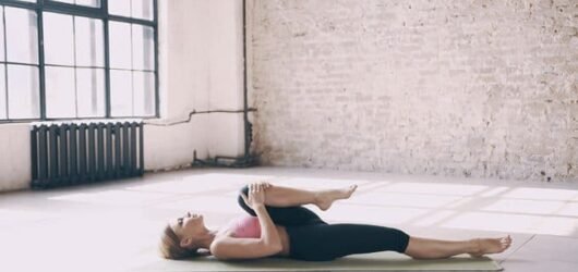 Dynamiser son corps grâce au yoga salutation au soleil