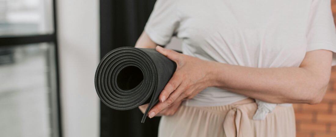 Guide complet pour nettoyer votre tapis de yoga facilement