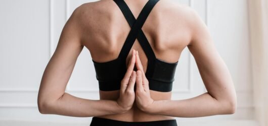 Le yoga pour libérer son dos : les postures avec les mains derrière soi