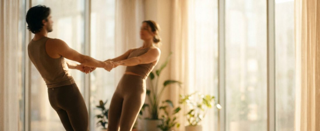 Yoga en couple : 3 postures simples pour renforcer la confiance et l&rsquo;intimité du duo